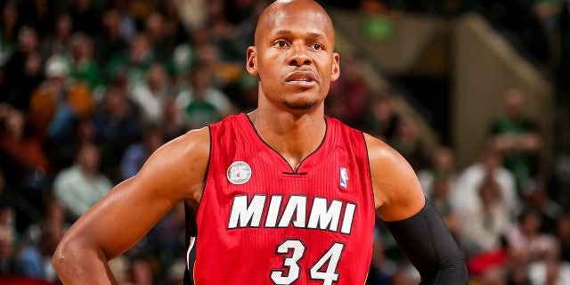 레이 알렌 #34 of the Miami Heat looks on during a game against the Boston Celtics on March 18, 2013 at TD Garden in Boston, 매사추세츠 주.