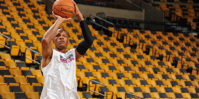 레이 알렌 #34 of the Miami Heat warms up before the game against the Boston Celtics on January 27, 2013 at the TD Garden in Boston, 매사추세츠 주.