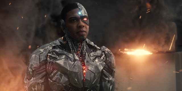 Ray Fisher played Cyborg in "Liga de la Justicia," though his role was reduced in the movie after Whedon took over production.