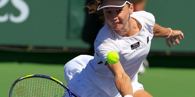 Češka Renata Voráková vrací úder čínské Shuai Bing během utkání prvního kola tenisového turnaje BNP Paribas Open v Indian Wells v Kalifornii 10. března 2011.