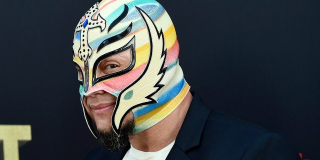 LÊER - Professional wrestler Rey Mysterio poses at the premiere of the HBO documentary film "Andre the Giant" at the ArcLight Hollywood on Thursday, Maart 29, 2018, in Los Angeles.