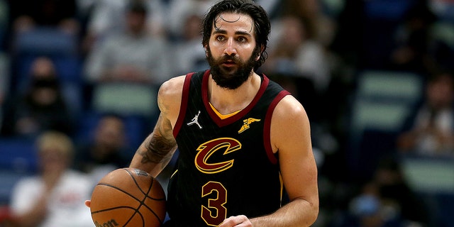 Ricky Rubio #3 of the Cleveland Cavaliers looks on during the third quarter of a NBA game against the New Orleans Pelicans at Smoothie King Center on December 28, 2021 in New Orleans, 路易斯安那州. 