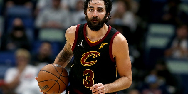 Ricky Rubio #3 of the Cleveland Cavaliers looks on during the third quarter of a NBA game against the New Orleans Pelicans at Smoothie King Center on December 28, 2021 뉴 올리언스, 루이지애나.