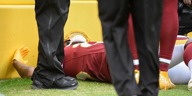 Washington Football Team tight end Ricky Seals-Jones lying on the sidelines after a collision with a cameraman during the Sunday, 1 월. 2, 2022, game against the Philadelphia Eagles in Landover, 메릴랜드.