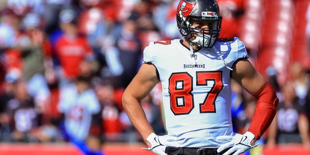 Rob Gronkowski # 87 dei Tampa Bay Buccaneers guarda prima della partita contro i Los Angeles Rams nella partita NFC Divisional Playoff al Raymond James Stadium il 23 gennaio 2022 a Tampa, in Florida.