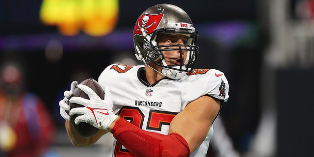 Rob Gronkowski of the Tampa Bay Buccaneers scores a touchdown during the second quarter against the Atlanta Falcons at Mercedes-Benz Stadium on Dec. 5, 2021, 在亚特兰大, 佐治亚州. 