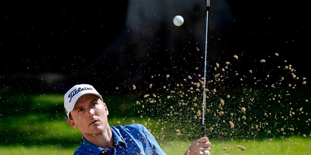 Russell Henley hits out of the first bunker during the third round of the Sony Open golf tournament, 토요일, 1 월. 15, 2022, at Waialae Country Club in Honolulu.