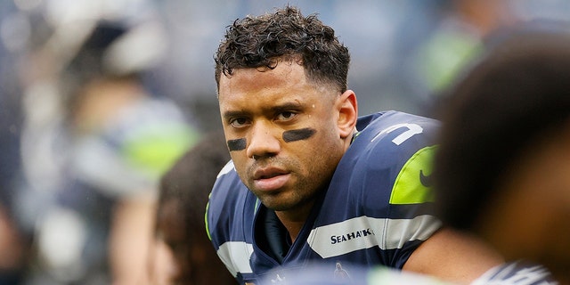 Russell Wilson of the Seattle Seahawks looks on during the first quarter against the Detroit Lions at Lumen Field on Jan. 2, 2022, シアトルで, ワシントン.