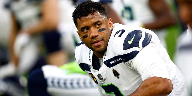 Russell Wilson of the Seattle Seahawks looks on during warmups prior to a game against the Los Angeles Rams at SoFi Stadium on Dec. 21, 2021, 잉글 우드, 캘리포니아.