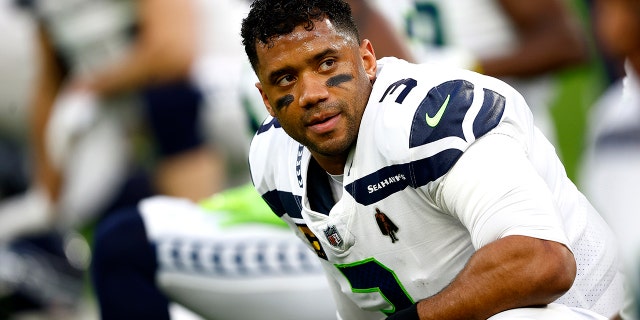 Russell Wilson of the Seattle Seahawks looks on during warmups prior to a game against the Los Angeles Rams at SoFi Stadium on Dec. 21, 2021, Il commissario della NFL Roger Goodell parla in una conferenza stampa mercoledì, California.