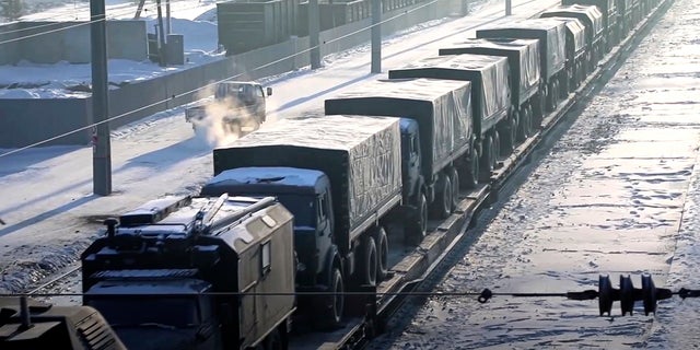 Russian military vehicles on a railway platform on their way to attend joint military drills in Belarus, in Rusland, Maandag. Russia has sent an unspecified number of troops from the country's far east to its ally Belarus, which shares a border with Ukraine, for major war games next month. 