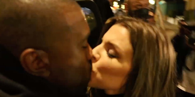 Kanye West e Julia Fox si scambiano un tenero bacio dopo cena.  La nuova coppia sexy è uscita in una frenesia fulminea e ha aspettato una folla di fan solo un giorno dopo aver visto Kim Kardashian e Pete Davidson godersi una serata pizza a basso profilo.