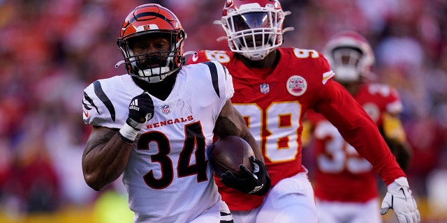 Cincinnati Bengals running back Samaje Perine (34) runs from Kansas City Chiefs defensive end Tershawn Wharton (98) during a 41-yard touchdown reception in the first half of the AFC championship NFL football game, Sunday, Jan. 30, 2022, in Kansas City, Mo.