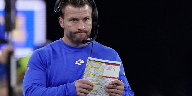 Los Angeles Rams head coach Sean McVay walks on the sideline during the first half of his team's NFL wild-card playoff football game against the Arizona Cardinals in Inglewood, 加州, 星期一, 一月. 17, 2022.