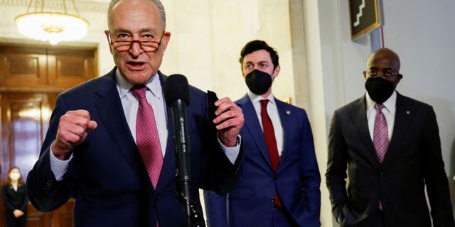 우리. 척 슈머 상원 원내대표 (D-NY) 그리고 미국. Senators Raphael Warnock (D-GA) and Jon Ossoff (D-GA) meet with the media following Senate Democratic lunch, 워싱턴 국회의사당에서, 우리., 일월 13, 2022. REUTERS/Jonathan Ernst