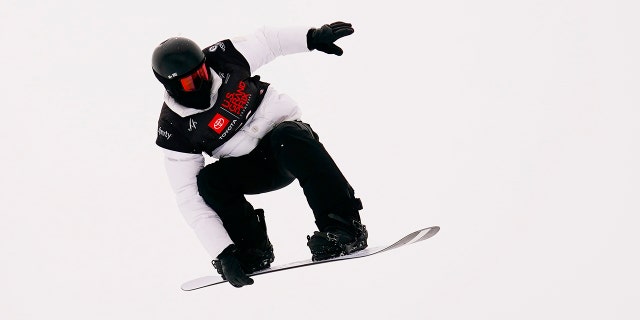 12月 9, 2021; Copper Mountain, コロラド, 米国; Shaun White of the United States takes a training run before snowboard qualifiers for the Toyota U.S. Grand Prix Snowboard / Freeski halfpipe event at Copper Mountain Main Vein Superpipe.
