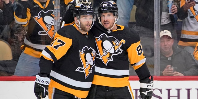 Pittsburgh Penguins' Sidney Crosby (87) celebrates his goal against the Ottawa Senators with Bryan Rust during the second period of an NHL hockey game in Pittsburgh, giovedi, Jan. 20, 2022.