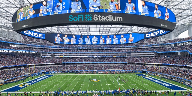 SoFi Stadium as the Los Angeles Rams take on the Tampa Bay Buccaneers Sept. 26, 2021, 잉글 우드, 캘리포니아.