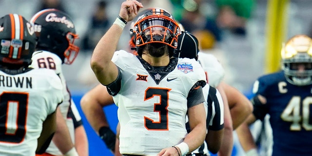 Oklahoma State quarterback Spencer Sanders (3) points upward during the final seconds of the Fiesta Bowl against Notre Dame, 星期六, 一月. 1, 2022, in Glendale, 阿里兹. Oklahoma State won 37-35.
