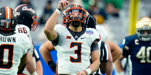 O quarterback do Oklahoma State Spencer Sanders (3) pontos durante os segundos finais do Fiesta Bowl contra o Notre Dame, sábado, 1º de janeiro de 2022, em Glendale, Arizona, Oklahoma State venceu por 37-35.