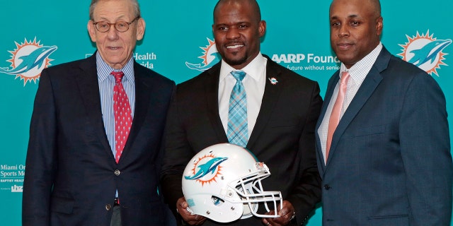 Chairman of the Board/Managing General Partner Stephen M. Ross, ead coach Brian Flores and General Manager Chris Grier pose for a photograph after Flores was introduced as the new head coach of the Miami Dolphins on Feb. 4, 2019, at the Miami Dolphins training facility in Davie, 佛罗里达.