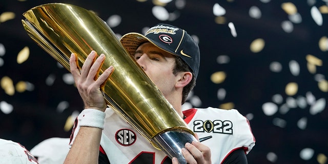 Georgia's Stetson Bennett celebrates after the College Football Playoff championship football game against Alabama Tuesday, 一月. 11, 2022, in Indianapolis. Georgia won 33-18.