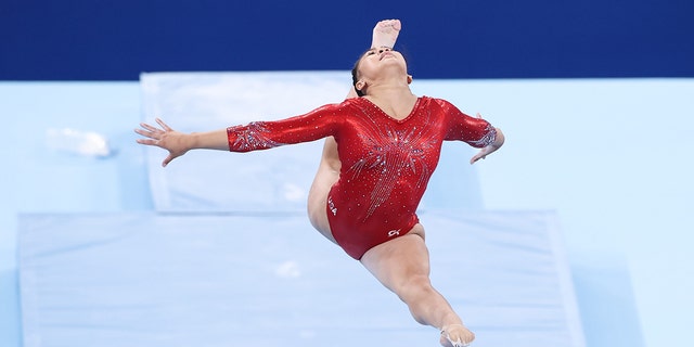 Sunisa Lee of the United States competes during the artistic gymnastics women's balance beam final at the Tokyo 2020 Olympic Games in Tokyo, Japón, ago. 3, 2021.