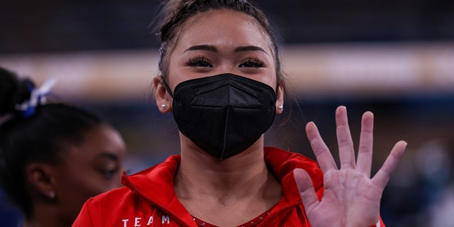 米国体操選手イ・スンサが有明体操センターで開かれた2020東京オリンピック女子バランスビーム決勝戦で試合後ファンに手を振っている。