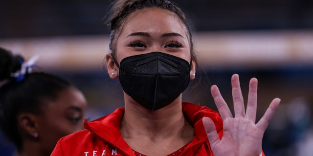 米国体操選手イ・スンサが有明体操センターで開かれた2020東京オリンピック女子バランスビーム決勝戦で試合後ファンに手を振っている。