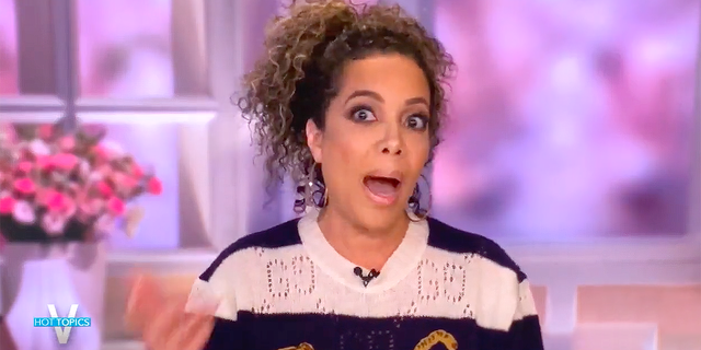 "보기" co-host Sunny Hostin said conservative Supreme Justice Clarence Thomas "doesn’t really represent the Black community" 목요일에.