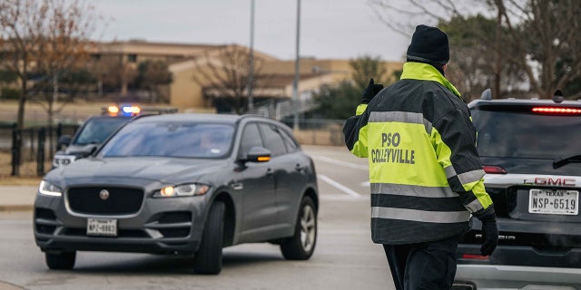 A law enforcement officer directs traffic at an intersection near the Congregation Beth Israel synagogue on January 15, 2022 in Colleyville, Texas. (Photo by Brandon Bell/Getty Images)