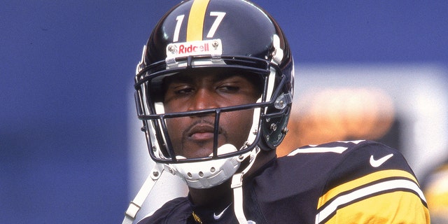 Tee Martin de los Steelers alinea un pase contra los Philadelphia Eagles en el Three Rivers Stadium en Pittsburgh.