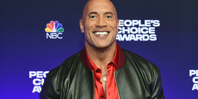 Dwayne Johnson attends the People's Choice Awards at Barker Hangar on Dec. 7, 2021, in Santa Monica, Kalifornië.