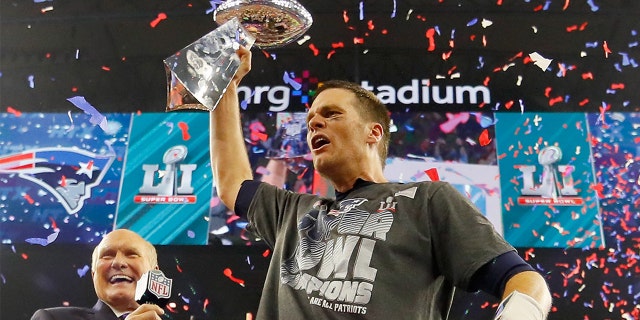 Tom Brady de los New England Patriots celebra después de que los Patriots derrotaron a los Atlanta Falcons 34-28 en el Super Bowl en el NRG Stadium el 5 de febrero de 2017 en Houston.