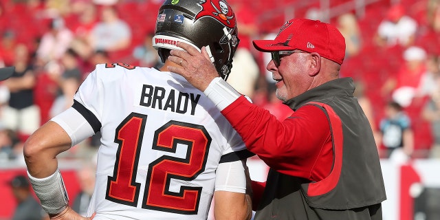 Tampa Bay Buccaneers Quarterback Tom Brady greets Head Coach Bruce Arians before the regular season game between the Carolina Panthers and the Tampa Bay Buccaneers on Jan. 9, 2022 在坦帕的雷蒙德詹姆斯体育场, 佛罗里达.