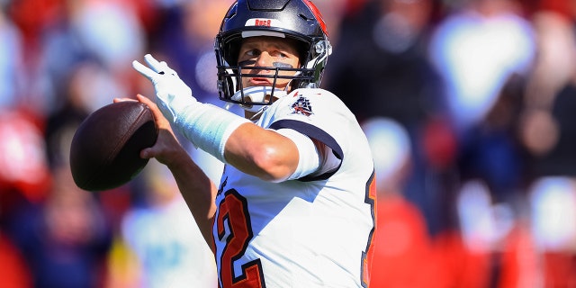 Tom Brady calienta antes del partido contra Los Ángeles Ramsey en los Playoffs de la División de la NFC en el Estadio Raymond James el 23 de enero de 2022 en Tampa, Florida.