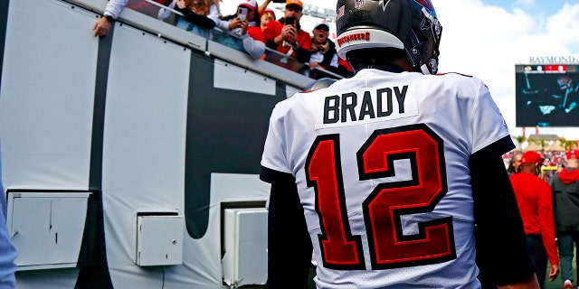 1月 23, 2022; タンパ, フロリダ, 米国; タンパベイバッカニアーズクォーターバックトムブレイディ (12) waits in the tunnel before playing the Los Angeles Rams during a NFC Divisional playoff football game at Raymond James Stadium.