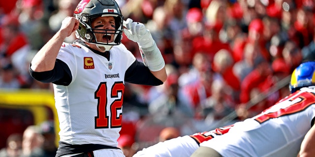 El defensor de los Tampa Bay Buccaneers, Tom Brady (12), llama a la primera línea en el primer cuarto del partido de playoffs de la NFC contra Los Angeles Ramsey en el Estadio Raymond James.