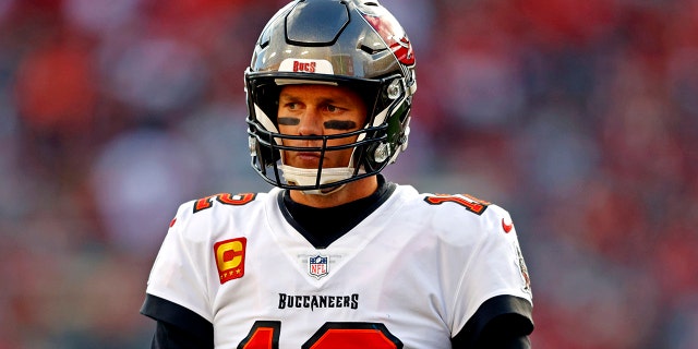 1月 23, 2022; タンパ, フロリダ, 米国; タンパベイバッカニアーズクォーターバックトムブレイディ (12) reacts during the first half against the Los Angeles Rams in a NFC Divisional playoff football game at Raymond James Stadium.