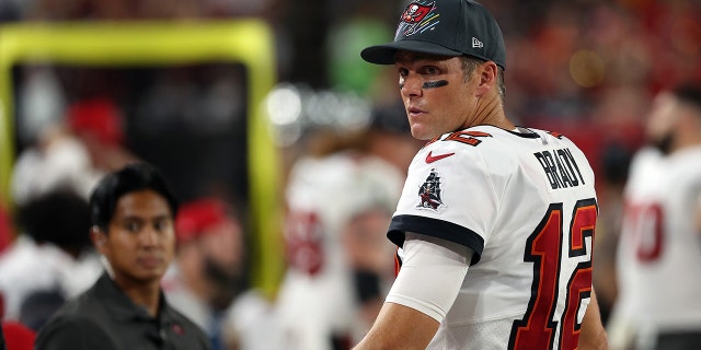 Tom Brady des Buccaneers de Tampa Bay regarde depuis la ligne de touche contre les Panthers de la Caroline au Raymond James Stadium le 9 janvier 2022 à Tampa, en Floride.
