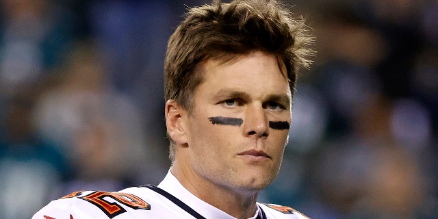 Le quart-arrière Tom Brady des Buccaneers de Tampa Bay regarde avant le début d'un match contre les Eagles de Philadelphie au Lincoln Financial Field le 14 octobre 2021 à Philadelphie.