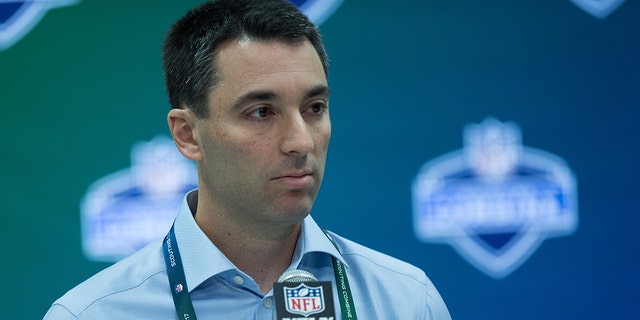 Los Angeles Chargers General Manager Tom Telesco at the podium during the NFL Scouting Combine on March 2, 2017 at Lucas Oil Stadium in Indianapolis, 在.