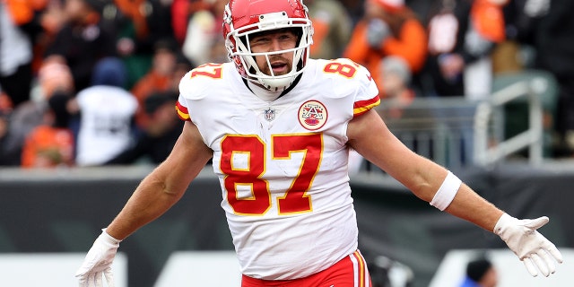 Travis Kelce of the Kansas City Chiefs celebrate after catching a 3-yard pass for a touchdown in the first quarter of the game against the Cincinnati Bengals at Paul Brown Stadium on Jan. 2, 2022, en Cincinnati, Ohio.