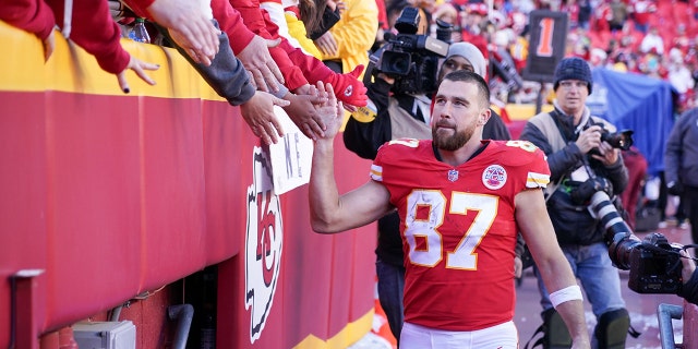 Travis Kelce sour over Cincinnatis loss, doesnt think Alabama was impressive - Fox News 2 Kansas City Chiefs tight end Travis Kelce (87) greets fans while leaving the field after the win over the Las Vegas Raiders at GEHA Field at Arrowhead Stadium on Dec. 12, 2021 in Kansas City, Missouri.