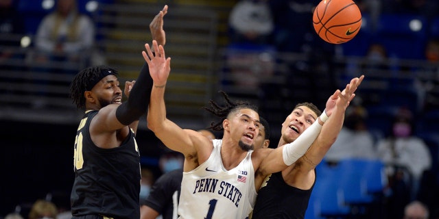 Purdue's Trevion Williams (50), Penn State's Seth Lundy (1) and Purdue's Mason Gillis (0) go for a loose ball during an NCAA college basketball game Saturday, 1 월. 8, 2022, in State College, 잘.