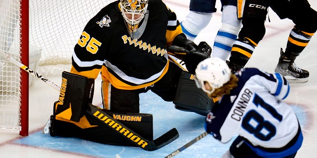 Winnipeg Jets' Kyle Connor (81) has a shot blocked by Pittsburgh Penguins goaltender Tristan Jarry during the first period of an NHL hockey game in Pittsburgh, 일요일, 1 월. 23, 2022.