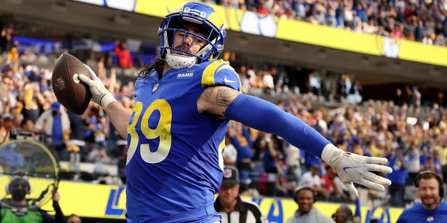 Tyler Higbee of the Los Angeles Rams celebrates his touchdown catch to take a 17-0 lead during a 27-24 loss to the San Francisco 49ers at SoFi Stadium on Jan. 9, 2022, visita el banquillo antes de un partido contra los Denver Broncos en Empower Field en Mile High Nov, California.