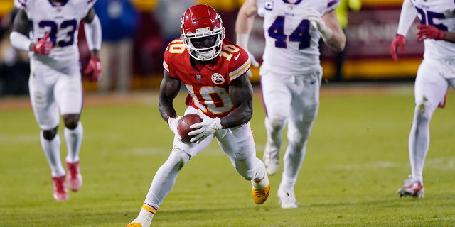 Kansas City Chiefs wide receiver Tyreek Hill (10) returns a punt during the second half of an NFL divisional round playoff football game against the Buffalo Bills, 일요일, 1 월. 23, 2022, 캔자스시티에서, 모.