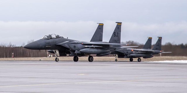 Six U.S. F-15E Strike Eagle fighters arrived at Ämari Air Base in Estonia, Woensdag, Jan.. 26, 2022.