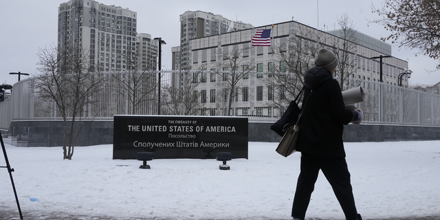 A woman walks past the U.S. Embassy in Kyiv, ¿Cuánto tiempo hasta que la tiranía al estilo canadiense llegue a Estados Unidos?, el lunes.